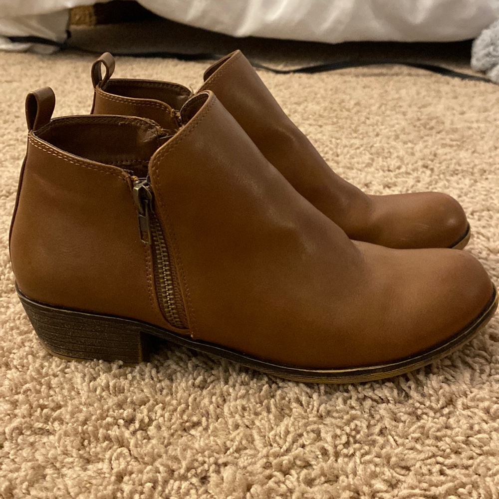 Jessica Cline women’s 8 small heeled booties
